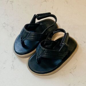 Baby GAP Faux Leather Black Strap on Flip-flops, Size 18/24 months